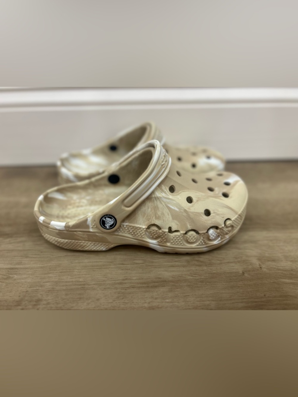 Crocs NWOT baya marbled tan women’s size 7 comfort casual nursing recovery beach